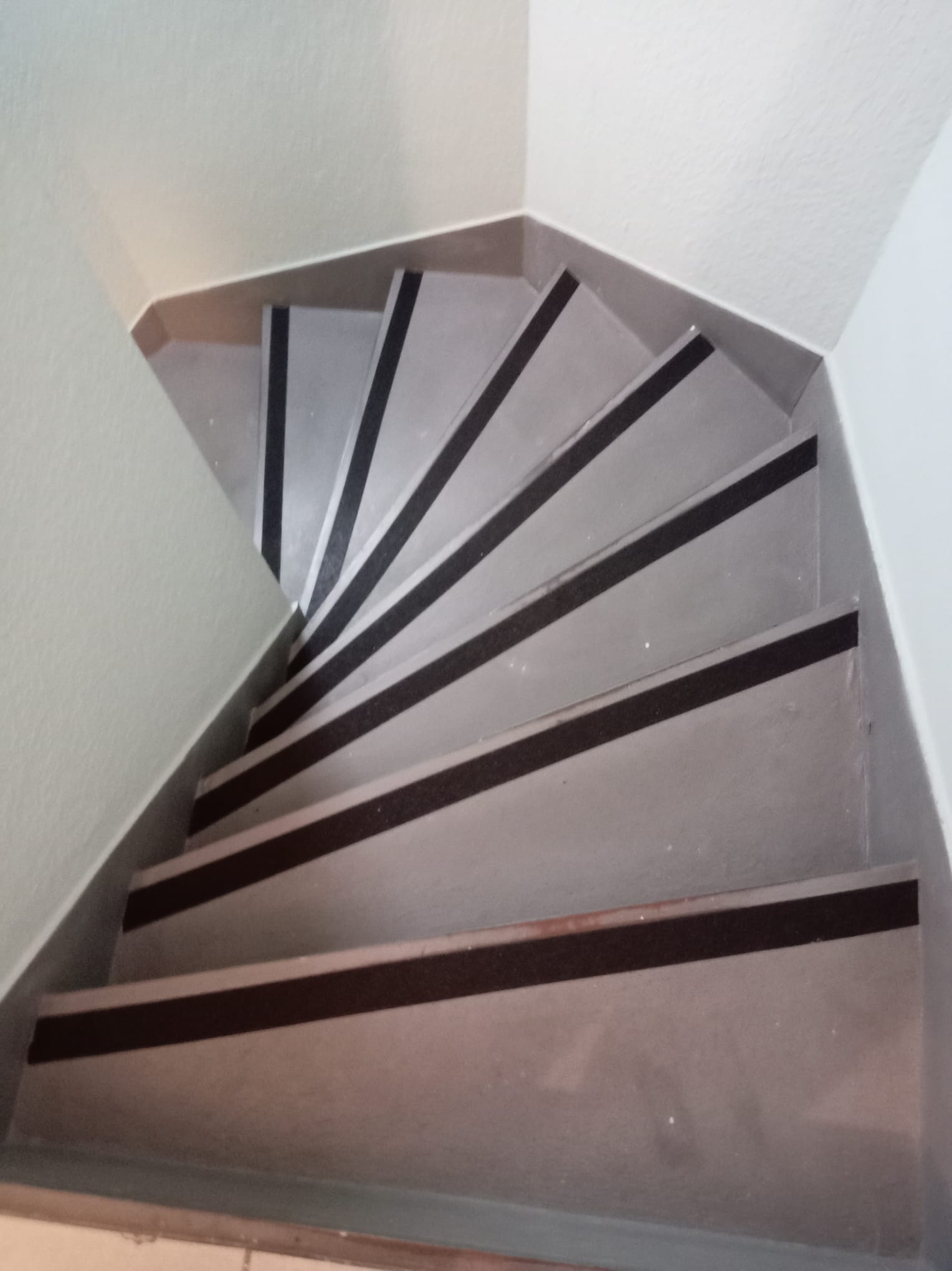 Instalacion de bandas antideslizantes en escalera interior
