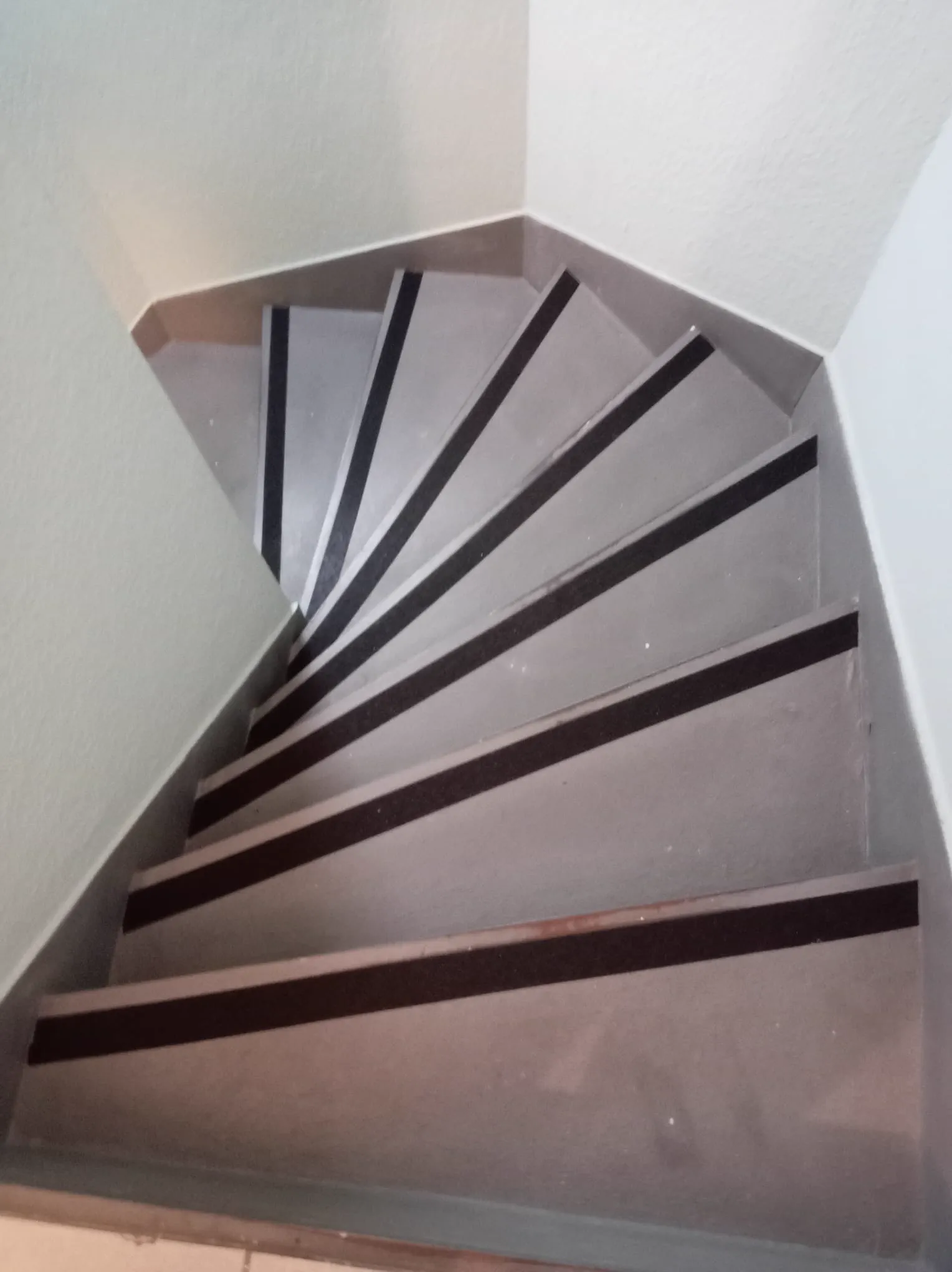 Instalación de bandas antideslizantes en escalera interior