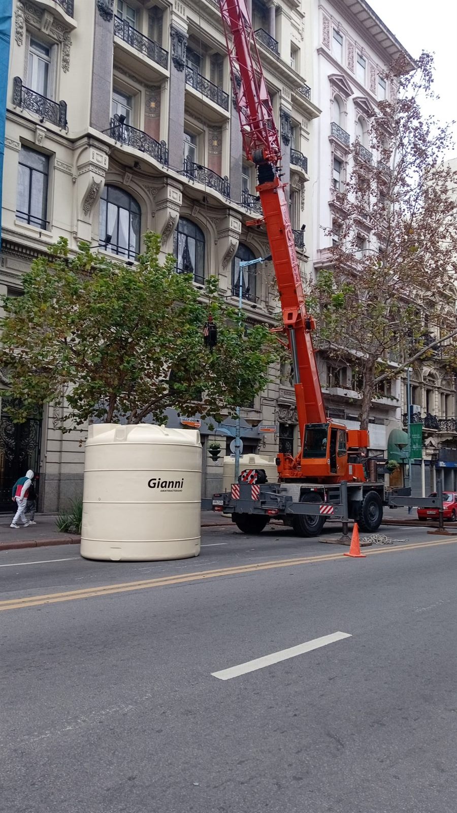 Izaje con grúa de tanques de reserva de agua y vigas