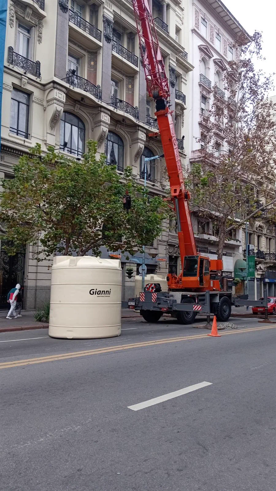 Izaje con grúa de tanques de reserva de agua y vigas