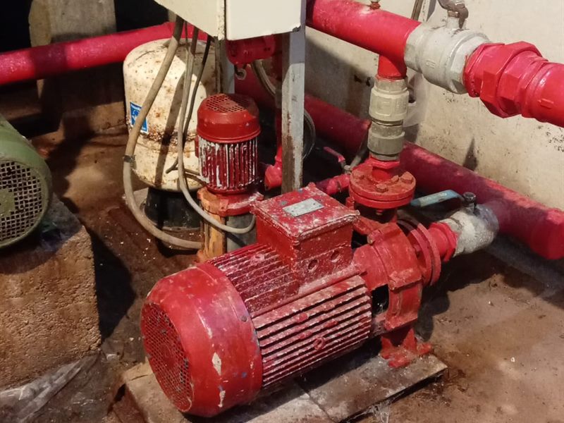 Bomba de sistema contra incendios oxidada por falta de mantenimiento