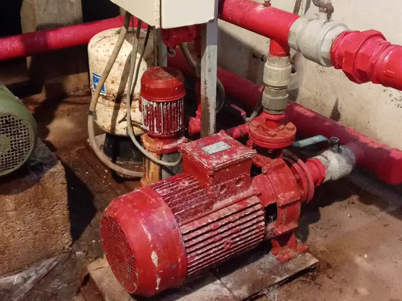 Bomba de sistema contra incendios oxidada por falta de mantenimiento