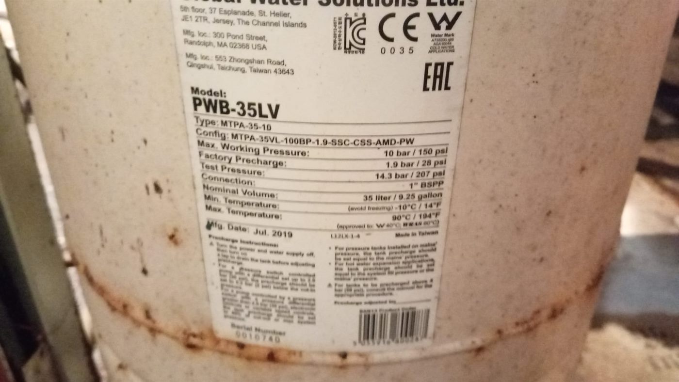 Placa de datos del tanque de presión contra incendios con corrosión