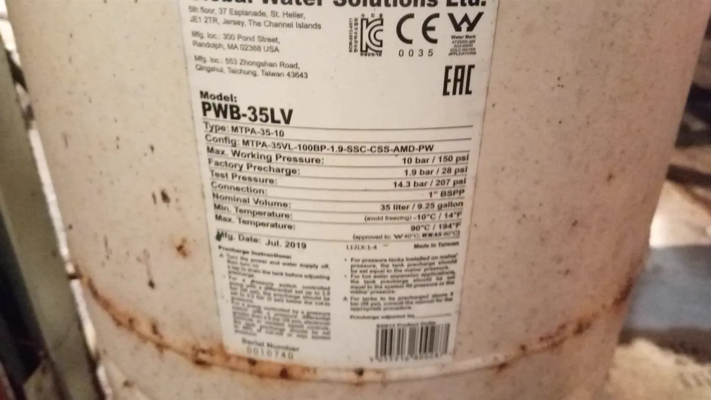 Placa de datos del tanque de presión contra incendios con corrosión