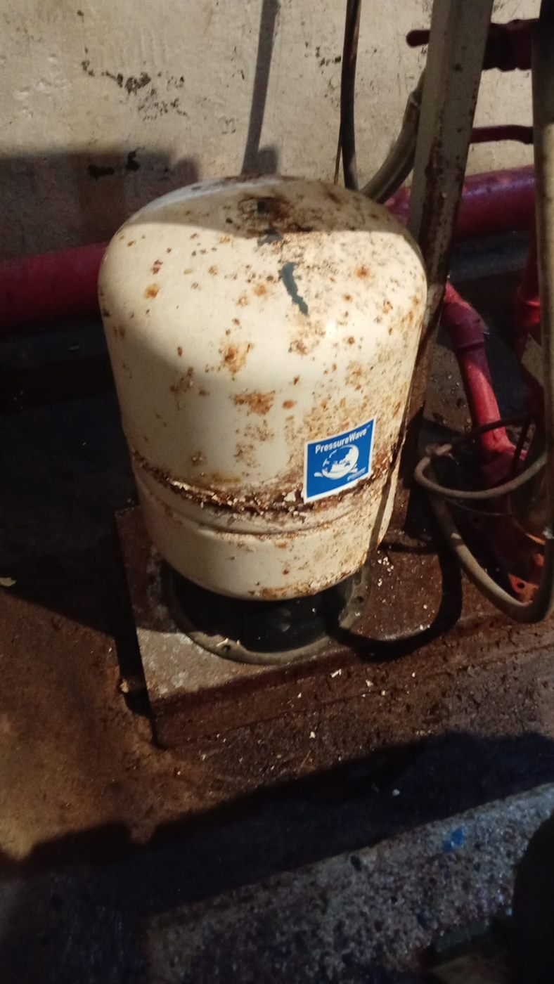 Tanque hidroneumático del sistema contra incendios oxidado