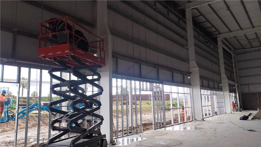 Plataforma elevadora en un galpón industrial en obra